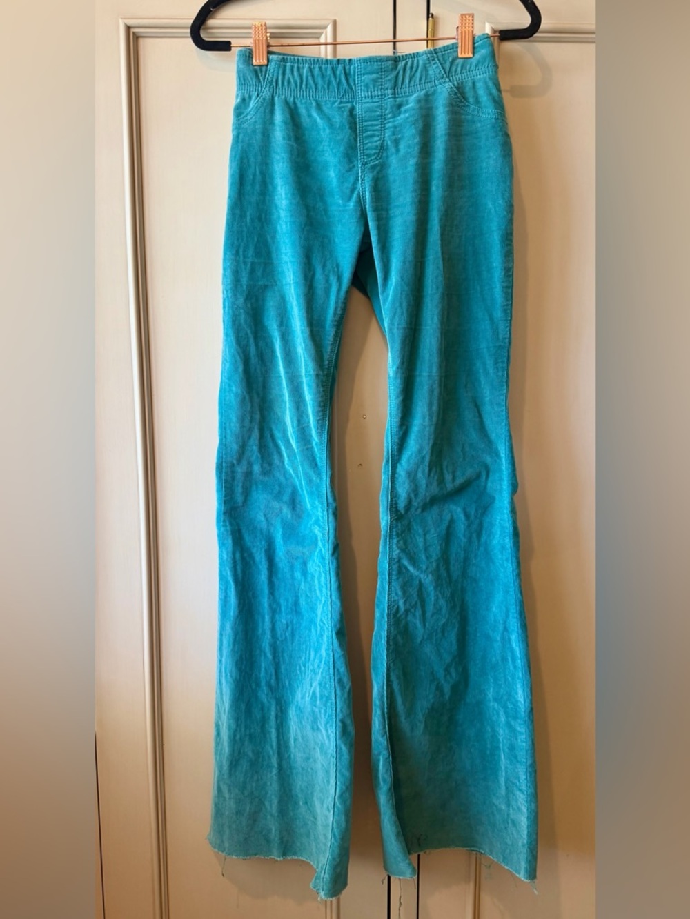 Free People Pull Up Penny Cords Turquoise flare pants. Size 26.🦋🦋